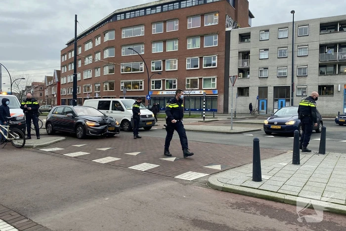 Auto botst frontaal op verkeerspaal