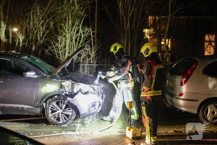 Geparkeerde auto vat vlam