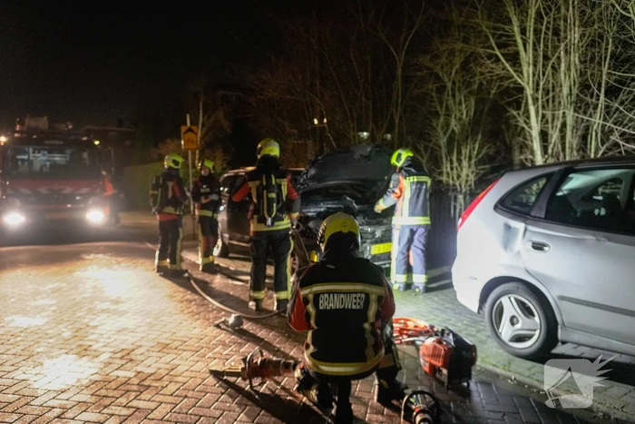 Geparkeerde auto vat vlam