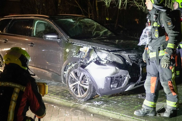 Geparkeerde auto vat vlam
