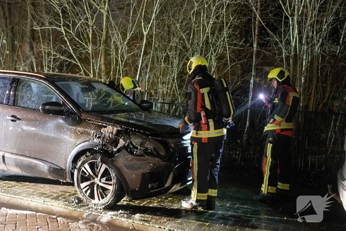 Geparkeerde auto vat vlam