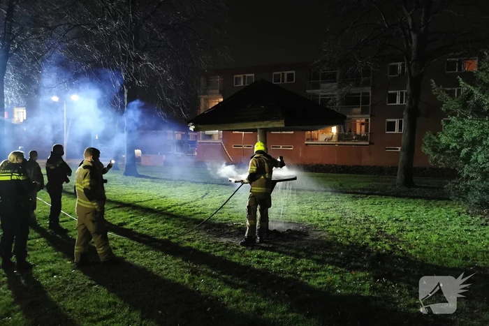 Houten tafel in brand