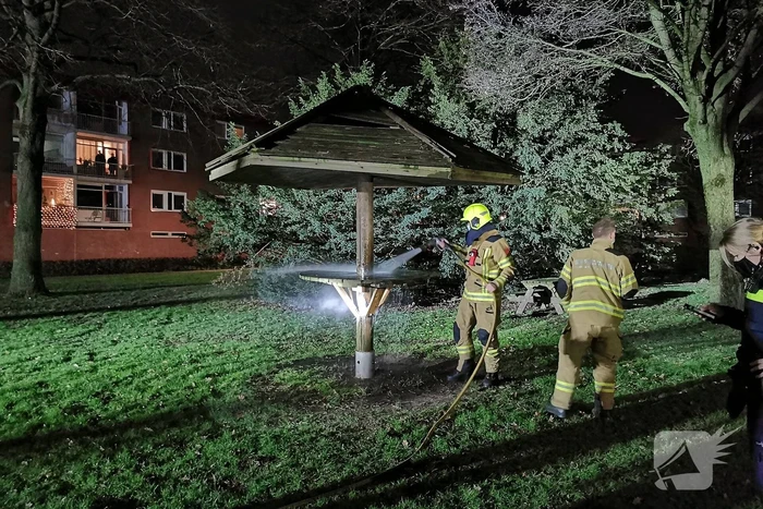 Houten tafel in brand