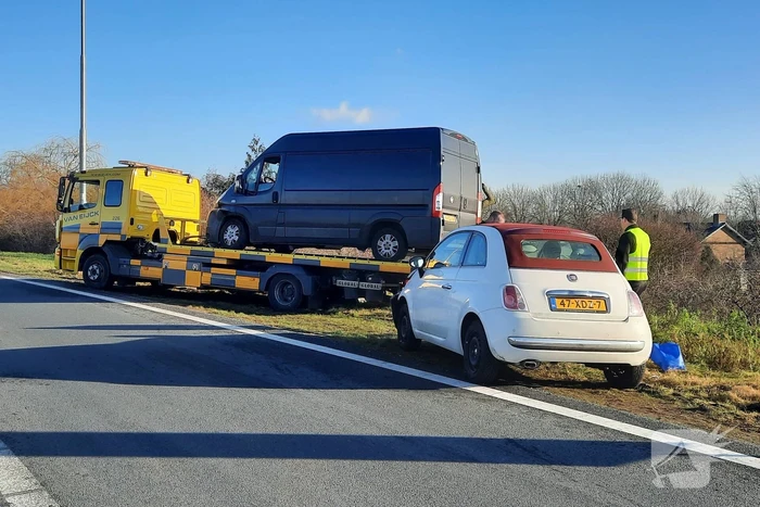 Meerdere voertuigen botsen op toerit