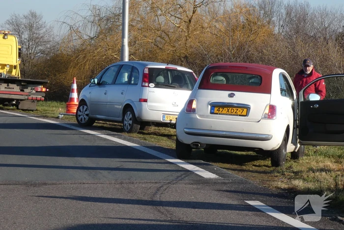 Meerdere voertuigen botsen op toerit