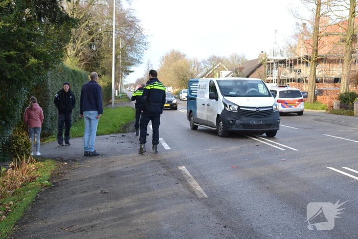 Bestelbus botst op aanhanger