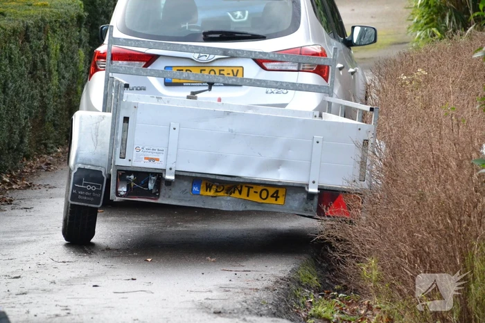 Bestelbus botst op aanhanger
