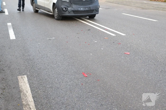 Bestelbus botst op aanhanger
