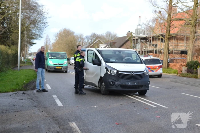 Bestelbus botst op aanhanger