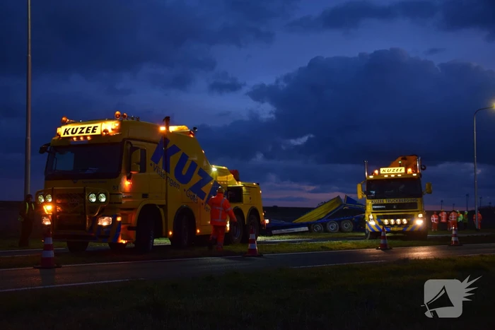 Vrachtwagen rijdt sloot in en verliest lading