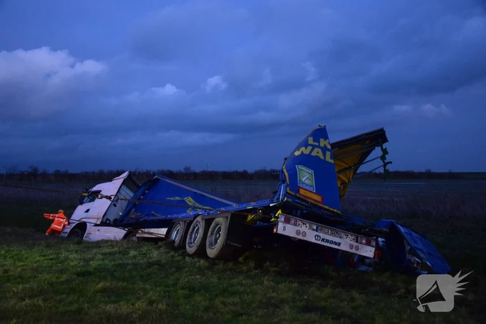Vrachtwagen rijdt sloot in en verliest lading