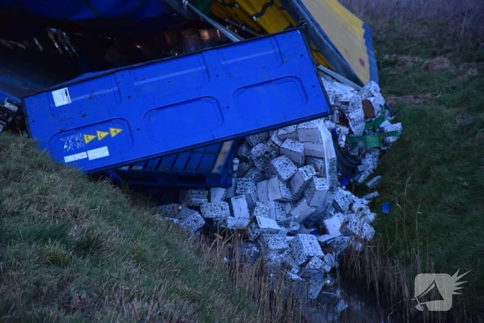 Vrachtwagen rijdt sloot in en verliest lading