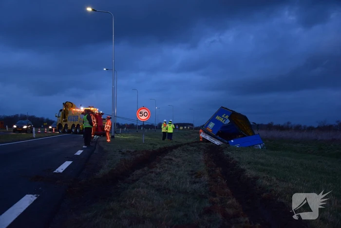 Vrachtwagen rijdt sloot in en verliest lading