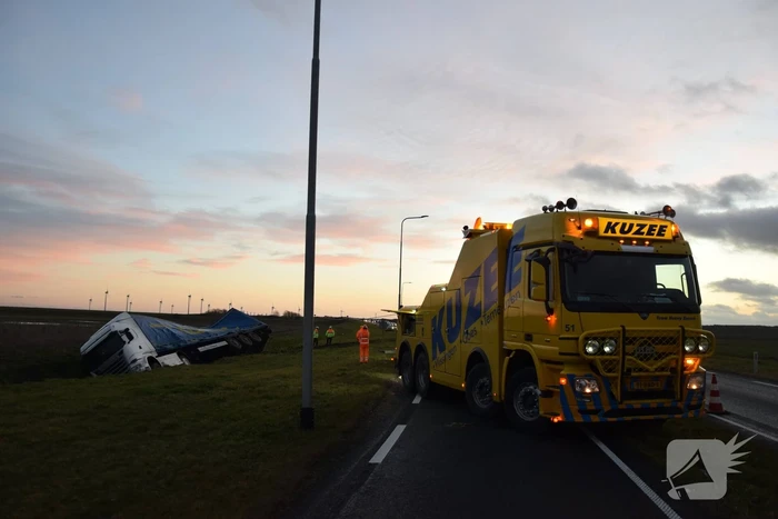 Vrachtwagen rijdt sloot in en verliest lading