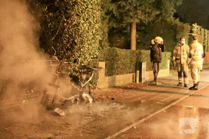 Bezorgscooter De Beren gaat in vlammen op