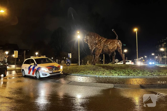 Relschoppers gooien auto op kant bij ongeregeldheden