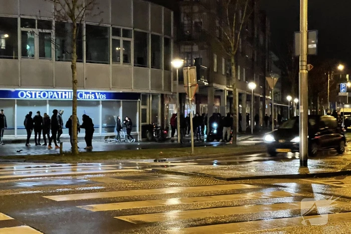 Relschoppers gooien auto op kant bij ongeregeldheden