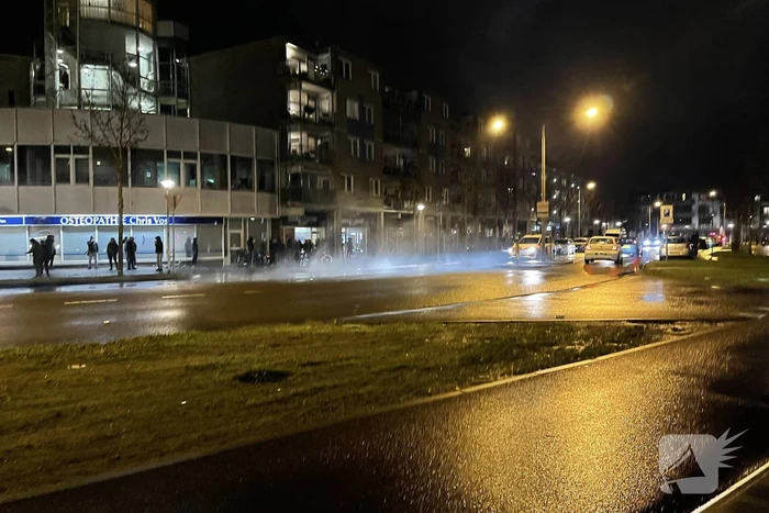 Relschoppers gooien auto op kant bij ongeregeldheden