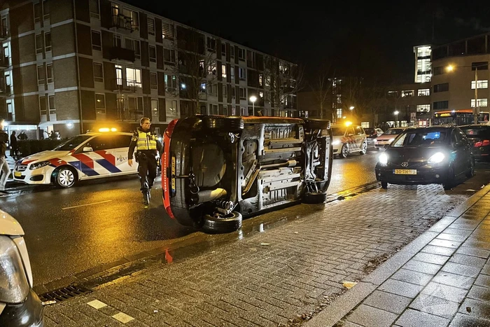 Relschoppers gooien auto op kant bij ongeregeldheden