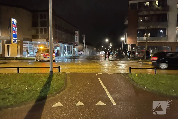 Relschoppers gooien auto op kant bij ongeregeldheden