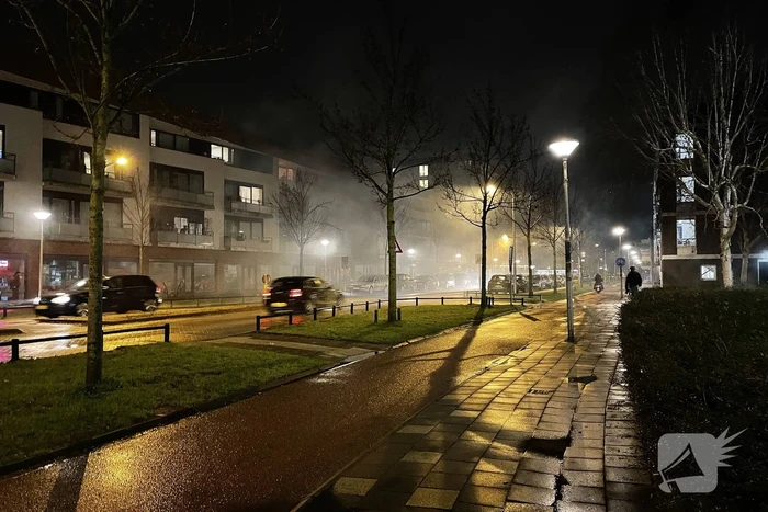 Relschoppers gooien auto op kant bij ongeregeldheden