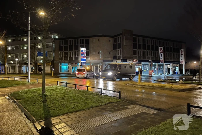 Relschoppers gooien auto op kant bij ongeregeldheden