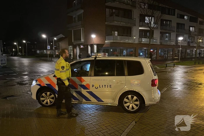 Relschoppers gooien auto op kant bij ongeregeldheden