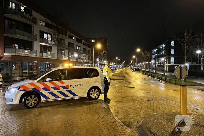 Relschoppers gooien auto op kant bij ongeregeldheden