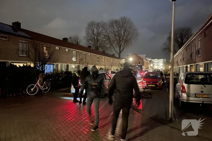Relschoppers gooien auto op kant bij ongeregeldheden