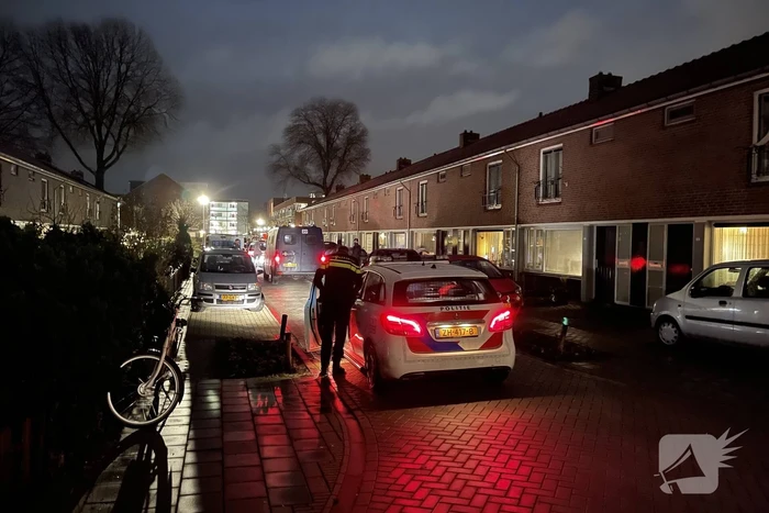 Relschoppers gooien auto op kant bij ongeregeldheden