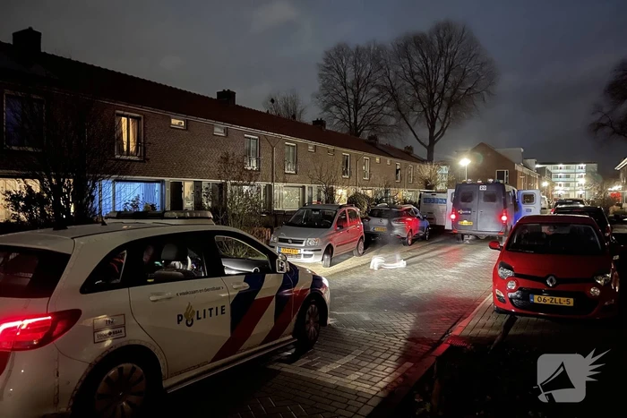 Relschoppers gooien auto op kant bij ongeregeldheden