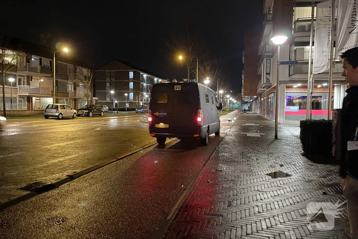 Relschoppers gooien auto op kant bij ongeregeldheden