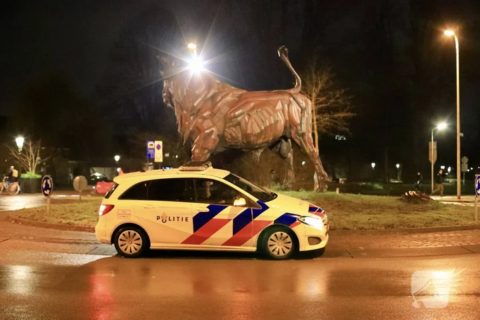 Relschoppers gooien auto op kant bij ongeregeldheden