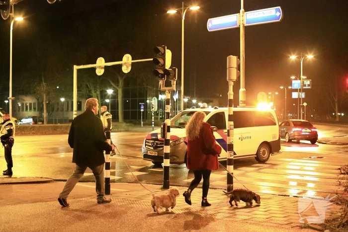 Relschoppers gooien auto op kant bij ongeregeldheden