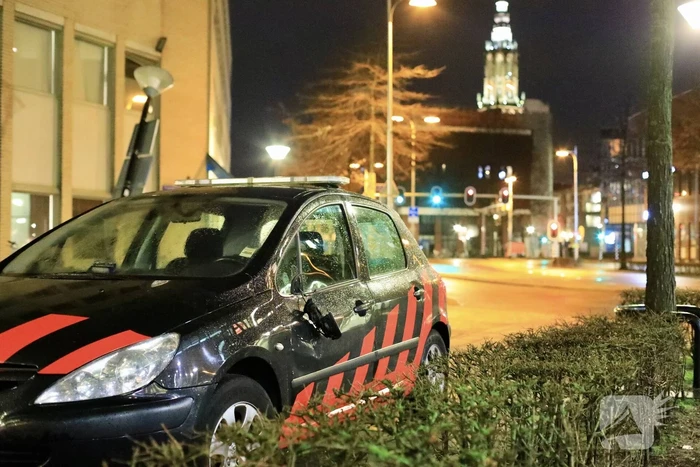 Relschoppers gooien auto op kant bij ongeregeldheden