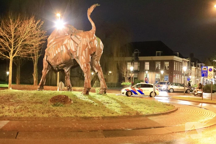 Relschoppers gooien auto op kant bij ongeregeldheden