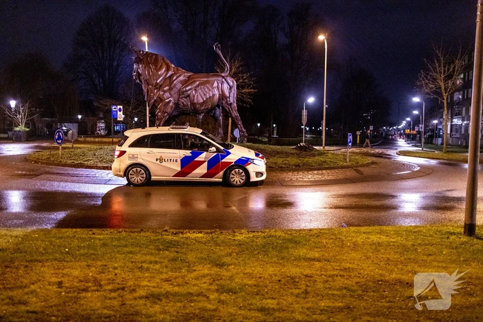 Relschoppers gooien auto op kant bij ongeregeldheden