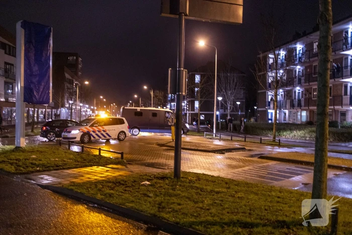 Relschoppers gooien auto op kant bij ongeregeldheden