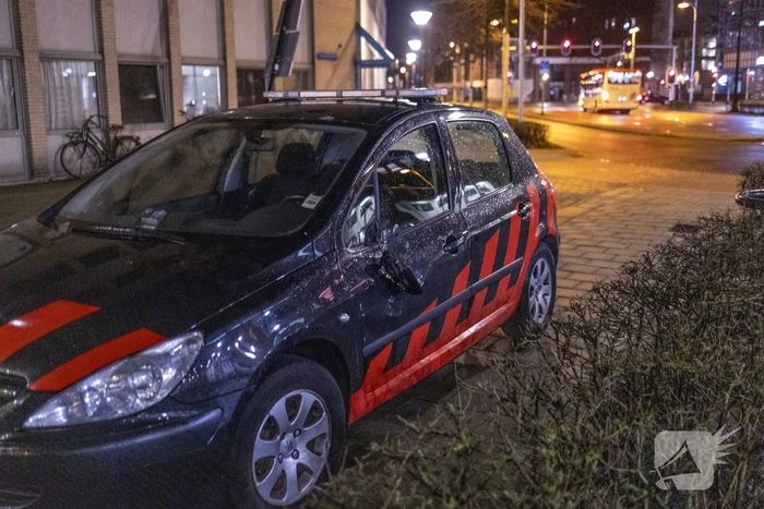 Relschoppers gooien auto op kant bij ongeregeldheden