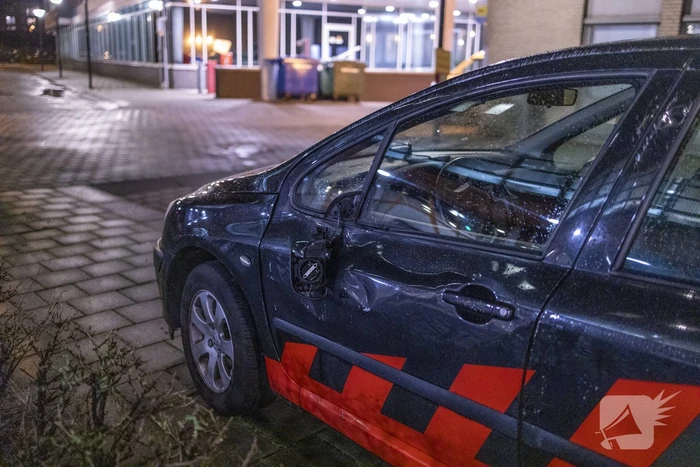 Relschoppers gooien auto op kant bij ongeregeldheden