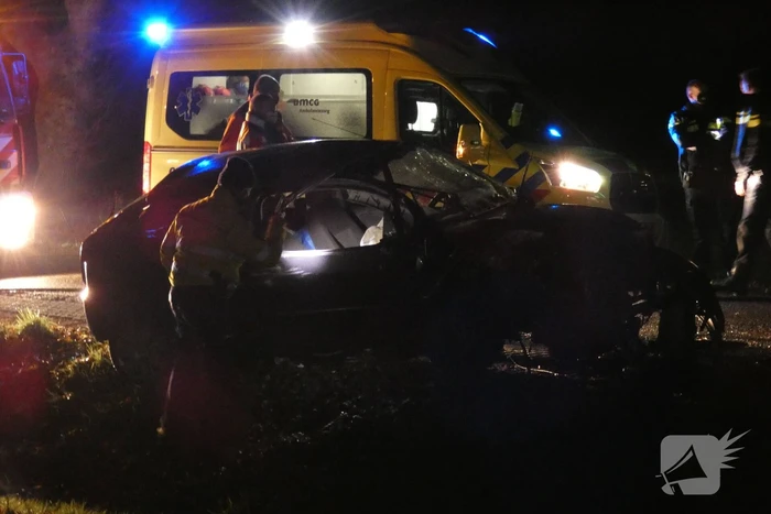 Auto klapt hard tegen boom