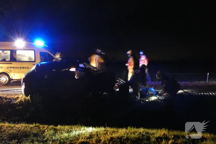 Auto klapt hard tegen boom
