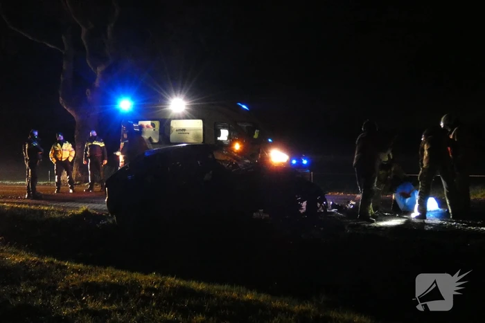 Auto klapt hard tegen boom