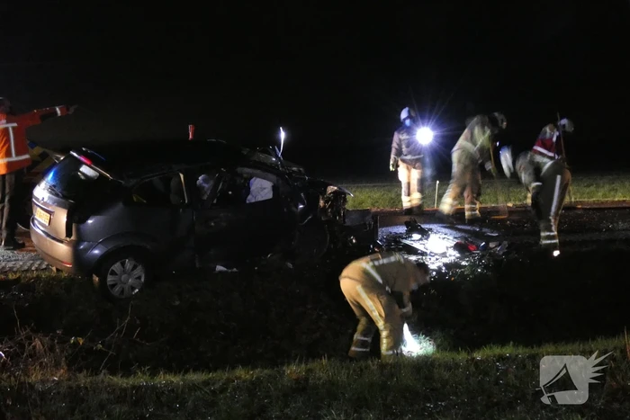 Auto klapt hard tegen boom