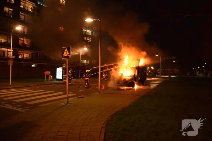 Bestelbus volledig uitgebrand