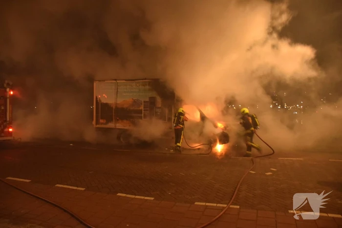 Bestelbus volledig uitgebrand