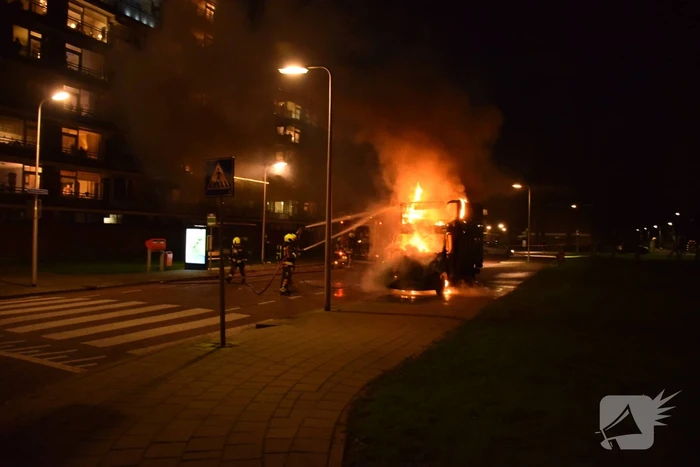 Bestelbus volledig uitgebrand