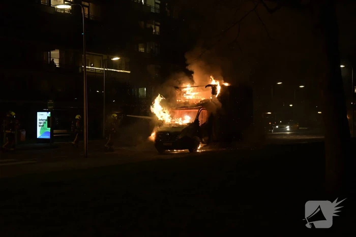 Bestelbus volledig uitgebrand