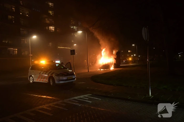 Bestelbus volledig uitgebrand