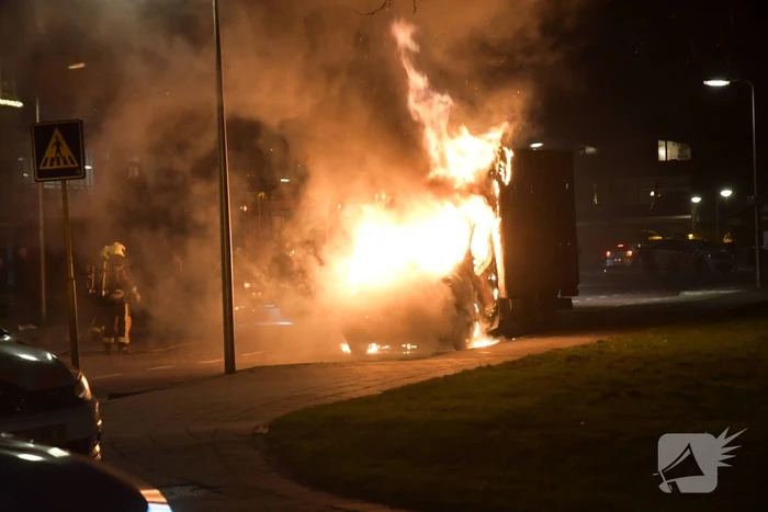 Bestelbus volledig uitgebrand